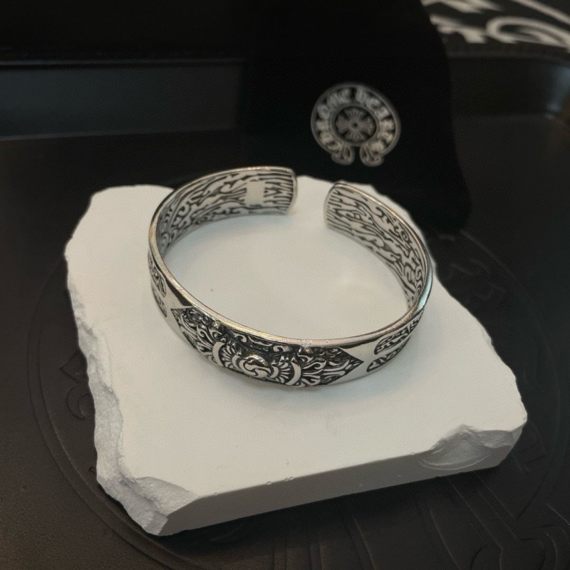 Ch*0me He**ts necklaces